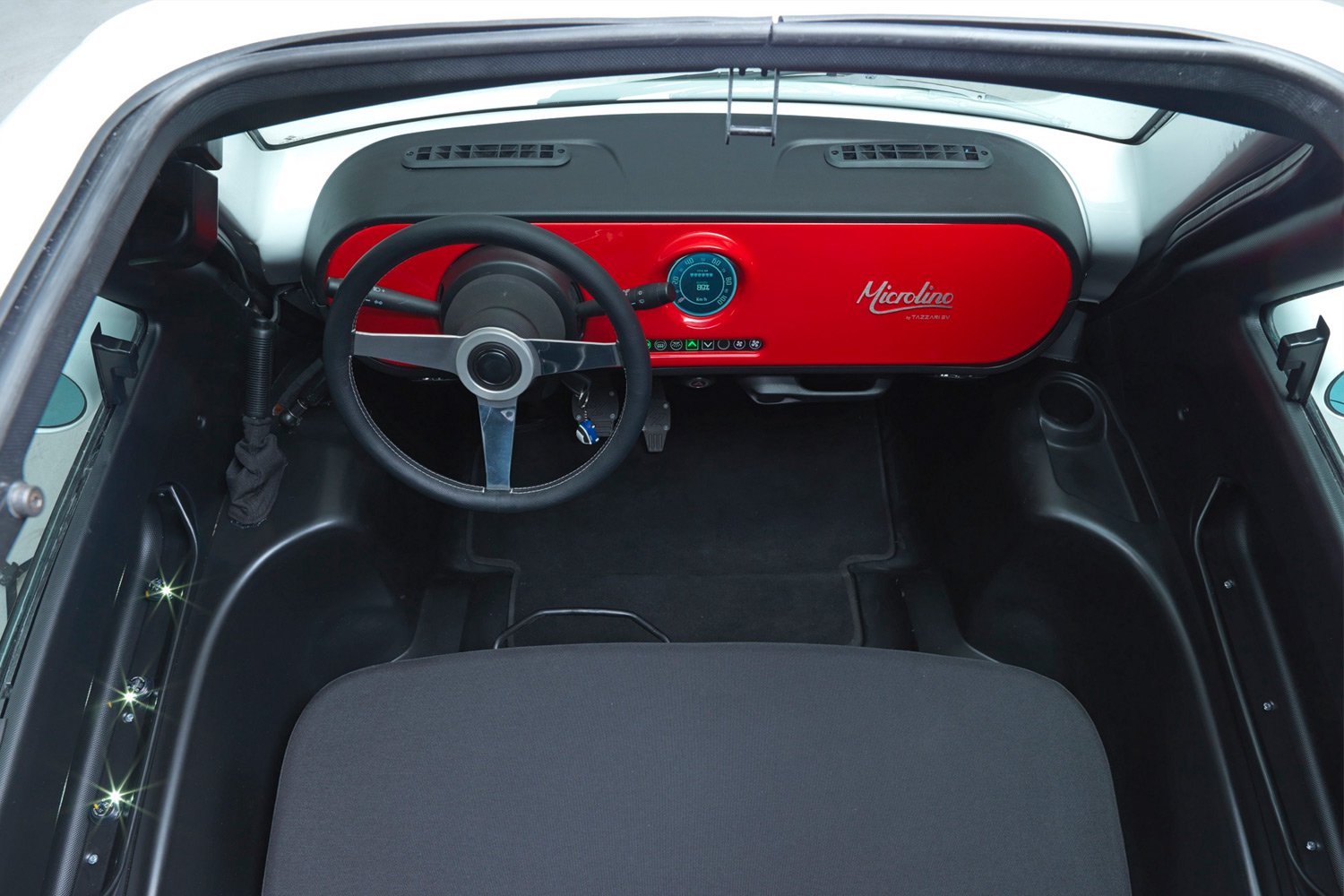 microlino-car-red-interior-002